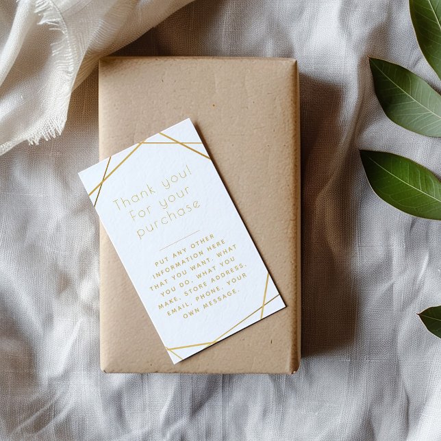 Recepción Tarjeta de inserción geométrica de oro para pedido (Minimalist thank-you card with gold geometric lines on white, placed on a kraft-wrapped gift)