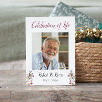 Tarjeta de oración funeraria con flores de borgoña