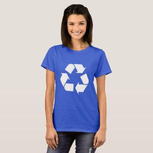 Recicle el símbolo en la camiseta azul