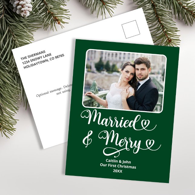 Recién Casados Feliz Primer Navidad Verde Foto (Married and Merry Photo Christmas Postcard in Green and White.)
