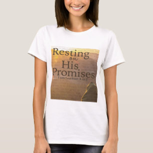 Reclinación sobre su camiseta de las promesas
