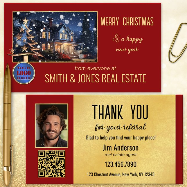Recomendación Tarjeta de Referencia de Código QR de Bienes Raíce (Red gold Christmas referral business card featuring a cozy house and your photo with QR code)