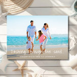Recorriendo La Tarjeta De Festividad De Sand Beach<br><div class="desc">Esta tarjeta de vacaciones "Dashing Through Sand" es una manera divertida de desear a la familia y amigos una feliz Navidad! Delante de la tarjeta aparece tu foto favorita de la playa, junto con tu saludo y nombres personalizados. Back of card presenta un patrón de pez estrella sobre azul acuático....</div>