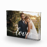 Recuerdo de Amor de Recién Casados Foto de Boda Pe<br><div class="desc">Deleite a los recién casados con un regalo verdaderamente memorable: este bloque de fotos de boda personalizadas elegantes con un estilo de letra de amor con florituras de cola larga. Este recuerdo chic y moderno está diseñado para mostrar hermosamente su foto de boda favorita, creando una pieza atemporal que apreciarán...</div>