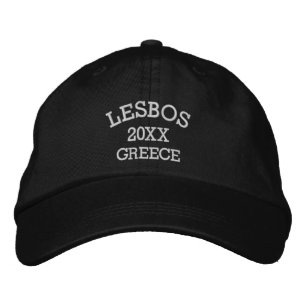Recuerdos de Lesbos Grecia bordando el gorro de bé