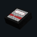 Red, negro, blanco Damask Bridesmaid Caja de trinq<br><div class="desc">Esta caja de joyas de damasco blanco y negro de personalizable tiene una cinta roja FAUX y un broche con joyas. Puedes cambiar la palabra "niñera de honor" por cualquier miembro de la fiesta de boda que necesites, como el nombre del destinatario, sus monogramas, o simplemente "Gracias". Si tiene alguna...</div>