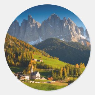 Redonda Aldea de los Dolomitas en el pegatina de otoño