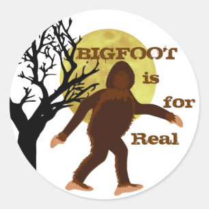 Redonda Bigfoot Squatch está para el pegatina real del