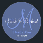 Redonda Blue Gracias Boda Monograma Pegatina<br><div class="desc">Pegatinas iniciales con nombre de novia y novio, fecha de boda y un mensaje de agradecimiento para expresar su gratitud en su día de boda o en cualquier ocasión especial. .Este pegatina de boda monograma está en color azul. Hay más colores disponibles para su elección. También puede personalizar el color...</div>