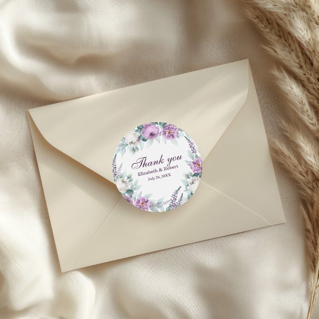 Redonda Boda de flores blancas y moradas gracias Pegatina (White and Purple Flower Wedding Thank You Sticker on a wedding envelope.)