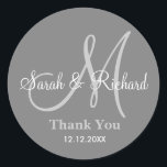 Redonda Boda Pegatina Monograma Gray Gracias<br><div class="desc">Pegatinas iniciales con nombre de novia y novio, fecha de boda y un mensaje de agradecimiento para expresar su gratitud en su día de boda o en cualquier ocasión especial. .Este pegatina de boda monograma está en color gris. Hay más colores disponibles para su elección. También puede personalizar el color...</div>