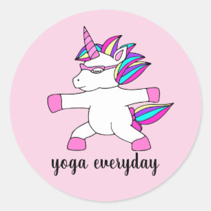 Redonda Cute unicornio practicando pegatina de yoga