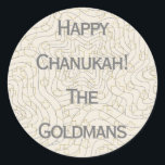 Redonda de Pegatinas "Sueños/Estrellas" de Chanuka<br><div class="desc">Redonda de Pegatinas de Chanukah/Hanukkah "Sueños y Estrellas". "Sueños y estrellas" de plata y oro Diviértase usando a estos pegatinas como toppers de tortas, etiquetas de regalo, cierres de bolsos de favores o lo que sea que te haga las festividades! Personalice borrando "Happy Chanukah The Goldmans" y añadiendo sus propias...</div>