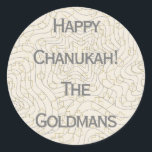 Redonda de Pegatinas "Sueños/Estrellas" de Chanuka<br><div class="desc">Redonda de Pegatinas de Chanukah/Hanukkah "Sueños y Estrellas". "Sueños y estrellas" de plata y oro Diviértase usando a estos pegatinas como toppers de tortas, etiquetas de regalo, cierres de bolsos de favores o lo que sea que te haga las festividades! Personalice borrando "Happy Chanukah The Goldmans" y añadiendo sus propias...</div>