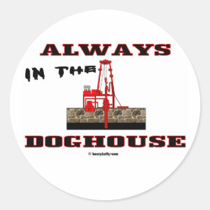Redonda En la caseta de perro, el pegatina del campo