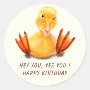 Redonda Feliz cumpleaños Pegatina con un pato juguetón - G