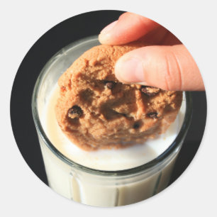 Redonda Galleta y un vidrio del pegatina de la leche