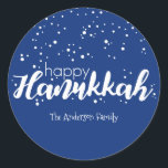 Redonda Happy Hanukkah Snow Bubbles Pegatina Gift Tag<br><div class="desc">La etiqueta de regalo Pegatina Happy Hanukkah Snow Bubbles es perfecta para sus necesidades de regalos de vacaciones. Hay otros productos que coinciden con este diseño.</div>