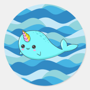 Redonda Kawaii Narwhal sobre el Pegatina de las olas azule