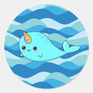 Redonda Kawaii Narwhal sobre el Pegatina de las olas azule