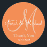 Redonda Naranja Gracias Boda Monograma Pegatina<br><div class="desc">Pegatinas iniciales con nombre de novia y novio, fecha de boda y un mensaje de agradecimiento para expresar su gratitud en su día de boda o en cualquier ocasión especial. .Hay más colores disponibles para su elección . También puede personalizar el color y el tipo de letra utilizando el botón...</div>