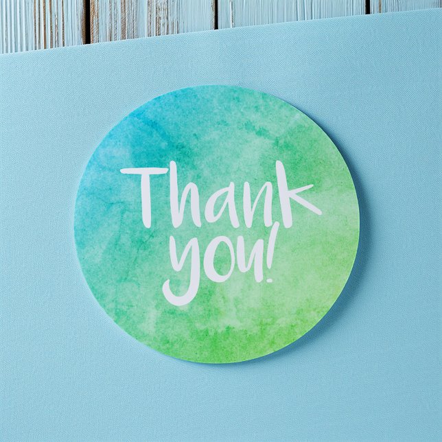 Redonda Pegatina de acuarela verde brillante de agradecimi (Round thank-you sticker with a blue and green watercolor gradient and handwritten-style white text)