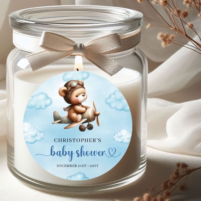Redonda Pegatina de avión piloto Teddy para ducha de niño  (Celebrate your little aviator’s upcoming arrival with this adorable boy baby shower sticker featurin)