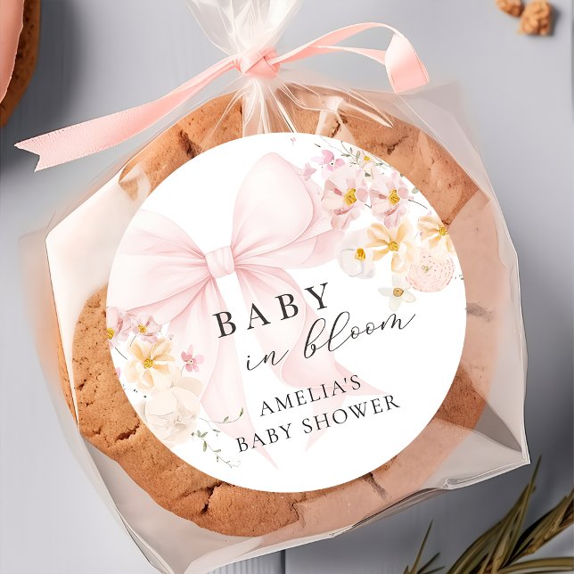 Redonda Pegatina de Baby Shower Baby In Bloom con lazo ros (Subido por el creador)