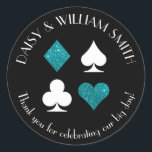 Redonda Pegatina de texto personalizado con tema de Las Ve<br><div class="desc">El brillo verde azulado falso y los palos de cartas blancos están rodeados de texto personalizable,  lo que hace que estas pegatinas redondas sean perfectas para todo tipo de proyectos y ocasiones. Úsalas para etiquetar los detalles para los invitados de la boda,  para cerrar sobres y más.</div>