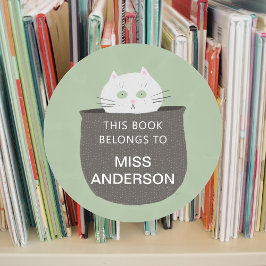 Redonda Pegatina de un gato en un libro de cesta