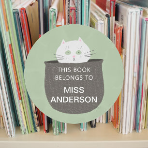 Redonda Pegatina de un gato en un libro de cesta