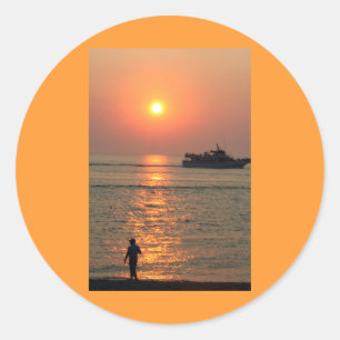 Redonda Pegatina Del Amanecer Terrestre Y Marítimo