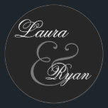 Redonda Pegatina del Monograma BLANCO BLANCO NEGRO Boda<br><div class="desc">Este diseño con letras ornamentadas es una forma elegante de vestir las invitaciones de boda.</div>