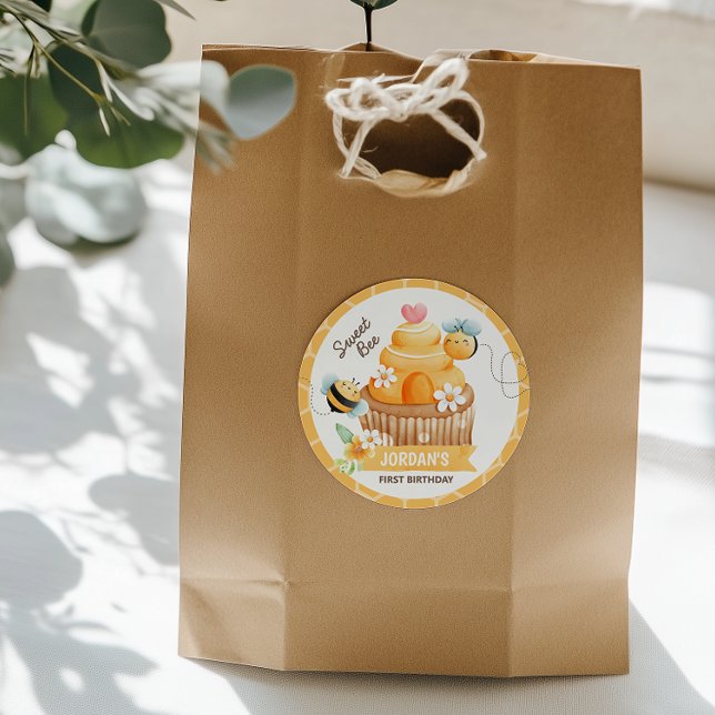 Redonda Pegatina redondeado clásico de cumpleaños Sweet Be (The cutest little detail that makes a bee impact)