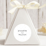 Redonda Pegatina redondo de perlas blancas Boda<br><div class="desc">Selle los sobres o añada un toque decorativo a su decoración boda con el Pegatina Redondo Boda de las Perlas Blancas. Con elegantes imágenes de perlas y guión de moda, este versátil pegatina es perfecto para mejorar sus invitaciones a la boda, sus favores o los ajustes de mesa con un...</div>