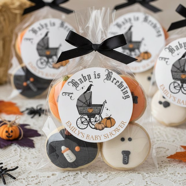 Redonda Un bebé está preparando un Pegatina de favores de  (Cute Gothic A Baby is Brewing Halloween Baby Shower Favor Stickers. Baby Carriage, Pumpkins, Raven)