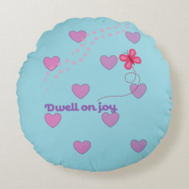 Redondo cojín decorativo con corazones y huellas de patas 