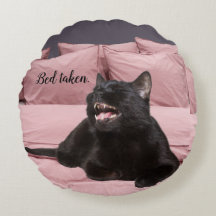 Cojín decorativo de gato negro riéndose