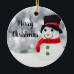 Redondo de ornamento de Gbright Snowman<br><div class="desc">Pequeño y lindo muñeco de nieve brillando bajo el sol. Carne roja,  sombrero negro superior y botones verdes. La prueba dice "Feliz Navidad".</div>