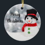 Redondo de ornamento de Gbright Snowman<br><div class="desc">Pequeño y lindo muñeco de nieve brillando bajo el sol. Carne roja,  sombrero negro superior y botones verdes. La prueba dice "Feliz Navidad".</div>