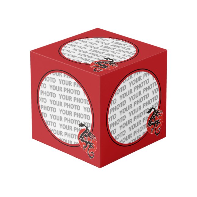 Redondo en el marco cuadrado rojo / Dragón + tu fo (Angulo Anverso)