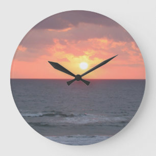 Redondo Grande Amanecer en el reloj del muro de la playa