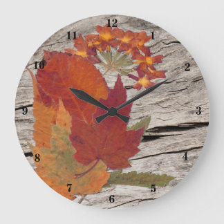 Redondo Grande Hojas de otoño y flores en el reloj de la madera