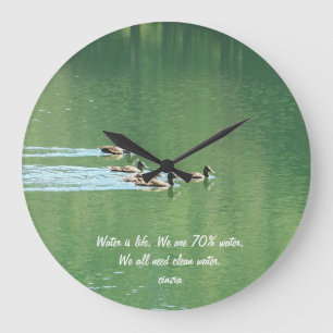 Redondo Grande Reloj con patos nadando en un lago