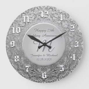 Redondo Grande Reloj de aniversario del Monograma Plateado person