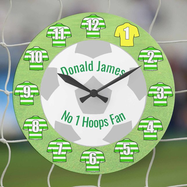 Redondo Grande Reloj de fútbol - Camisetas Green Hoopies (Green and white hoops on football shirts. Celtic style football shirts on a clock.)