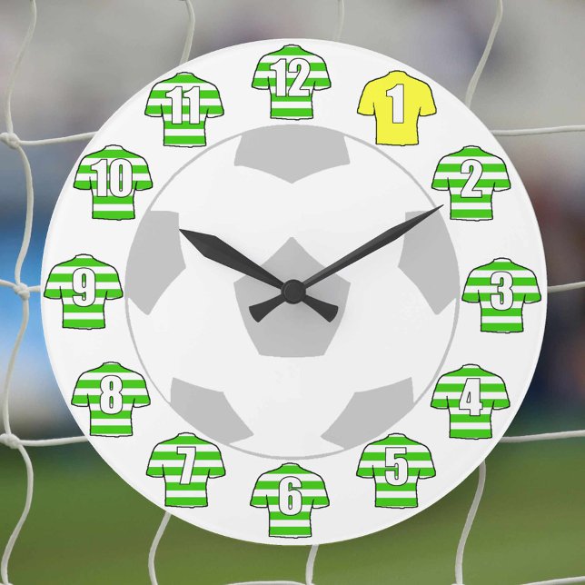 Redondo Grande Reloj de fútbol - con Camisetas abrigados verdes (Subido por el creador)