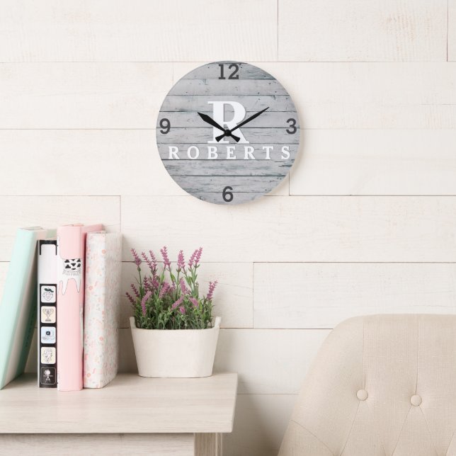 Redondo Grande Reloj de madera gris con monograma rústico (Sala de lectura)