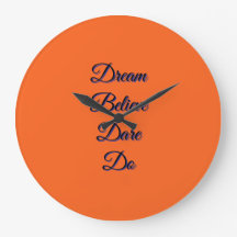 Reloj moderno de tipografía inspiradora en naranja