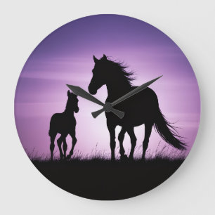 Redondo Grande Susurros bajo el reloj de la pared del cielo viole